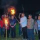 WALI Kota Medan Bobby Nasution, membakar api unggun, bernyanyi, berjoget, dan makan durian menandai penutupan kegiatan Penutupan Gotong Royong Bersih Sungai Deli “Peduli Deli”, di Lapangan Sejati, Medan, Rabu (27/12) malam. Waspada/Ist