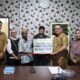WALI Kota diwakili Kadis Sosial Medan, Khoiruddin Rangkuti menyerahkan bantuan sosial (bansos) kepada 20 korban bencana kebakaran, Selasa (5/12) di kantor dinas tersebut. Waspada/Ist