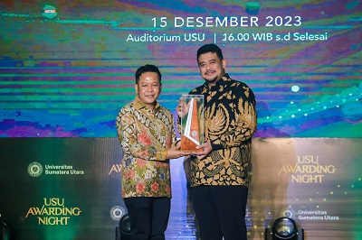 WALI Kota Medan Bobby Nasution (kanan) menerima penghargaan di malam USU Awarding Night yang digelar di auditorium USU, Jumat (15/12/2033). Waspada/ist