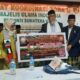 Pengurus yayasan Darul Mursyid menyerahkan donasi sebabesar 100 juta untuk palestina kepada Ketua MUI Sumatera Utara Maratua Simajuntak di Hotel Natama Padang Sidempuan, Sabtu (16/12).Waspada/Ist