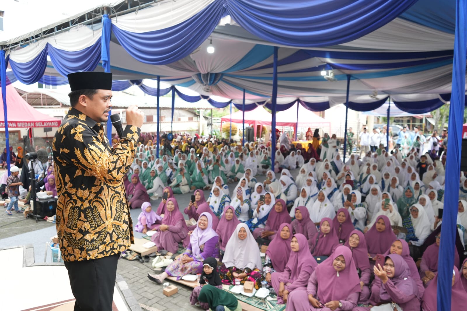 WALIKOTA Medan Bobby Nasution saat menghadiri acara pengajian akbar yang diselenggarakan di Masjid Nurussalam, jln Bunga Cempaka, Kec. Medan Selayang, Kamis (30/11). Waspada/Ist