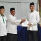 KETUA PW IPHI Sumut Dr.H.Musa Rajekshah menyerahkan SK Kepengurusan PD IPHI Kota Medan kepada Ketua Umum Drs. H. Abdul Munim, MA yang terpilih pada Musda-IX PD IPHI Kota Medan pada 4 November 2023. Waspada/Anum Saskia