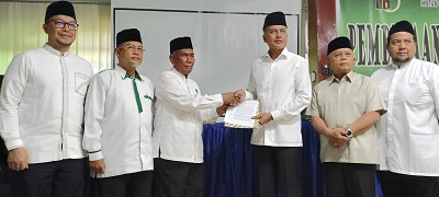 KETUA PW IPHI Sumut Dr.H.Musa Rajekshah menyerahkan SK Kepengurusan PD IPHI Kota Medan kepada Ketua Umum Drs. H. Abdul Munim, MA yang terpilih pada Musda-IX PD IPHI Kota Medan pada 4 November 2023. Waspada/Anum Saskia