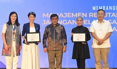 REKTOR Universitas IBBI, Ir. B. Ricson Simarmata, MSEE., IPM., ASEAN Eng dan Amrin Susilo Halim Founder dan Ketua BPH Universitas IBBI poto bersama Ketua IWAPI Medan, pembicara serta ketua pelaksana program. Waspada/ist