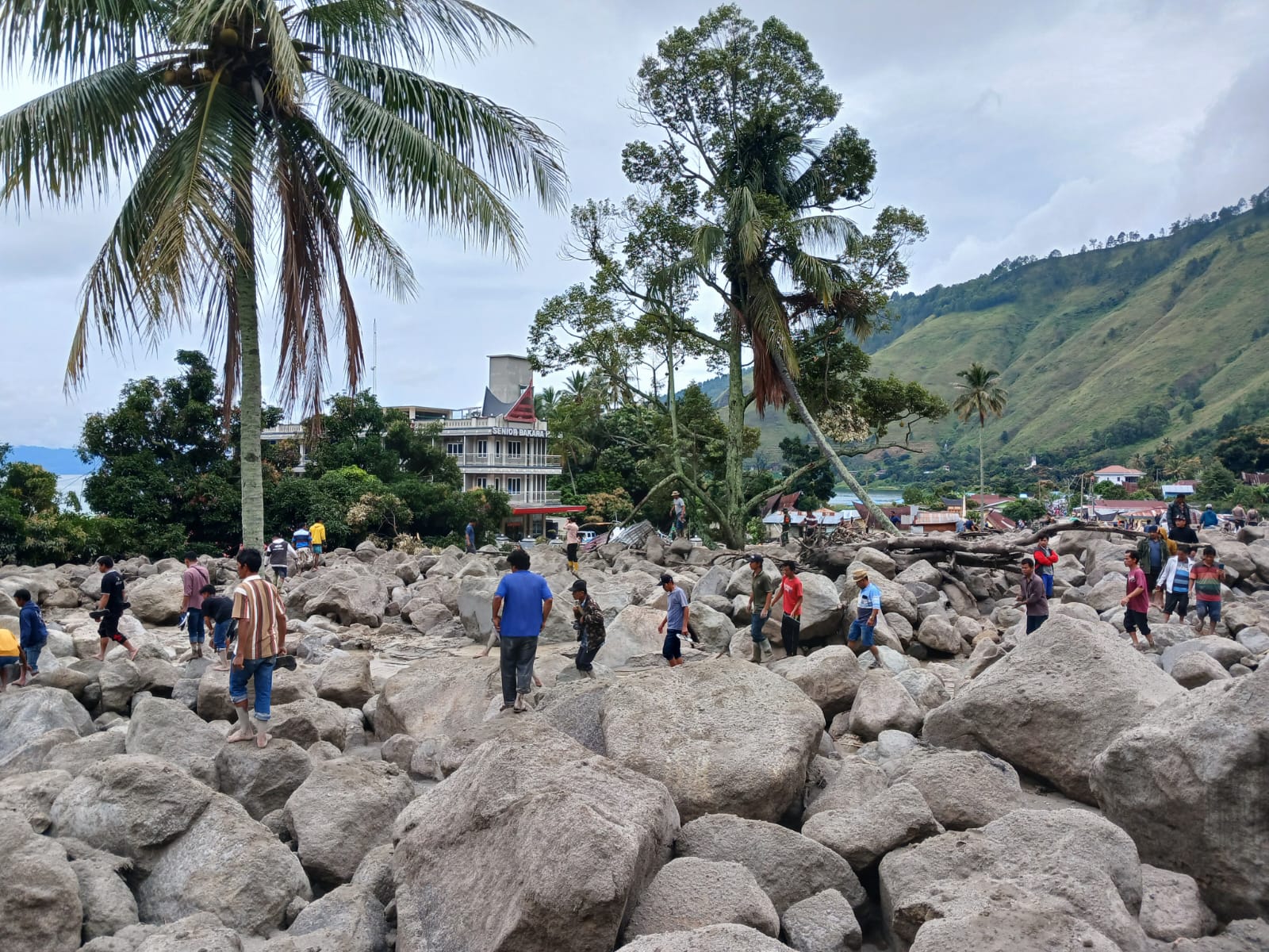 Longsor Batu Ratakan Puluhan Rumah Di Baktiraja, 12 Orang Hilang