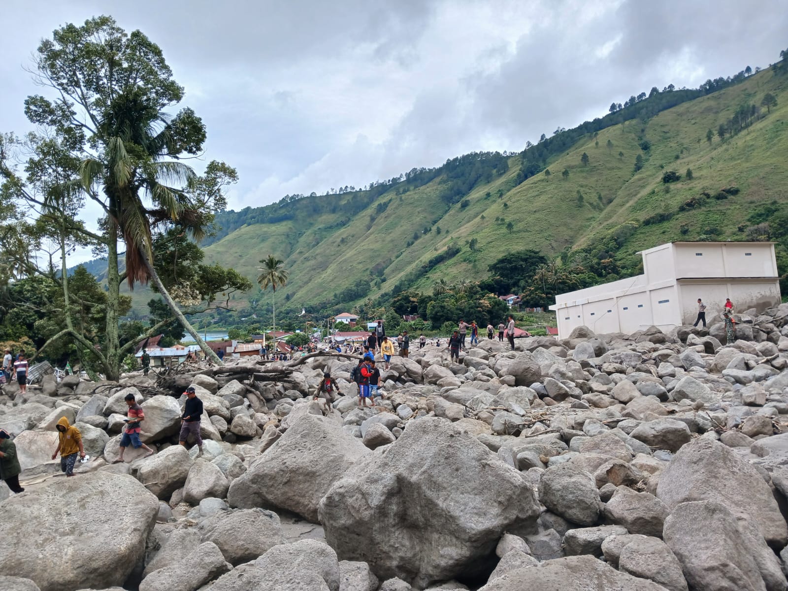 Longsor Batu Ratakan Puluhan Rumah Di Baktiraja, 12 Orang Hilang