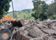 Pasca Longsor Di Baktiraja, Akses Jalan Lumpuh