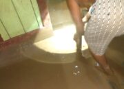 Banjir Mulai Surut, Warga Lawe Alas Bersihkan Rumah