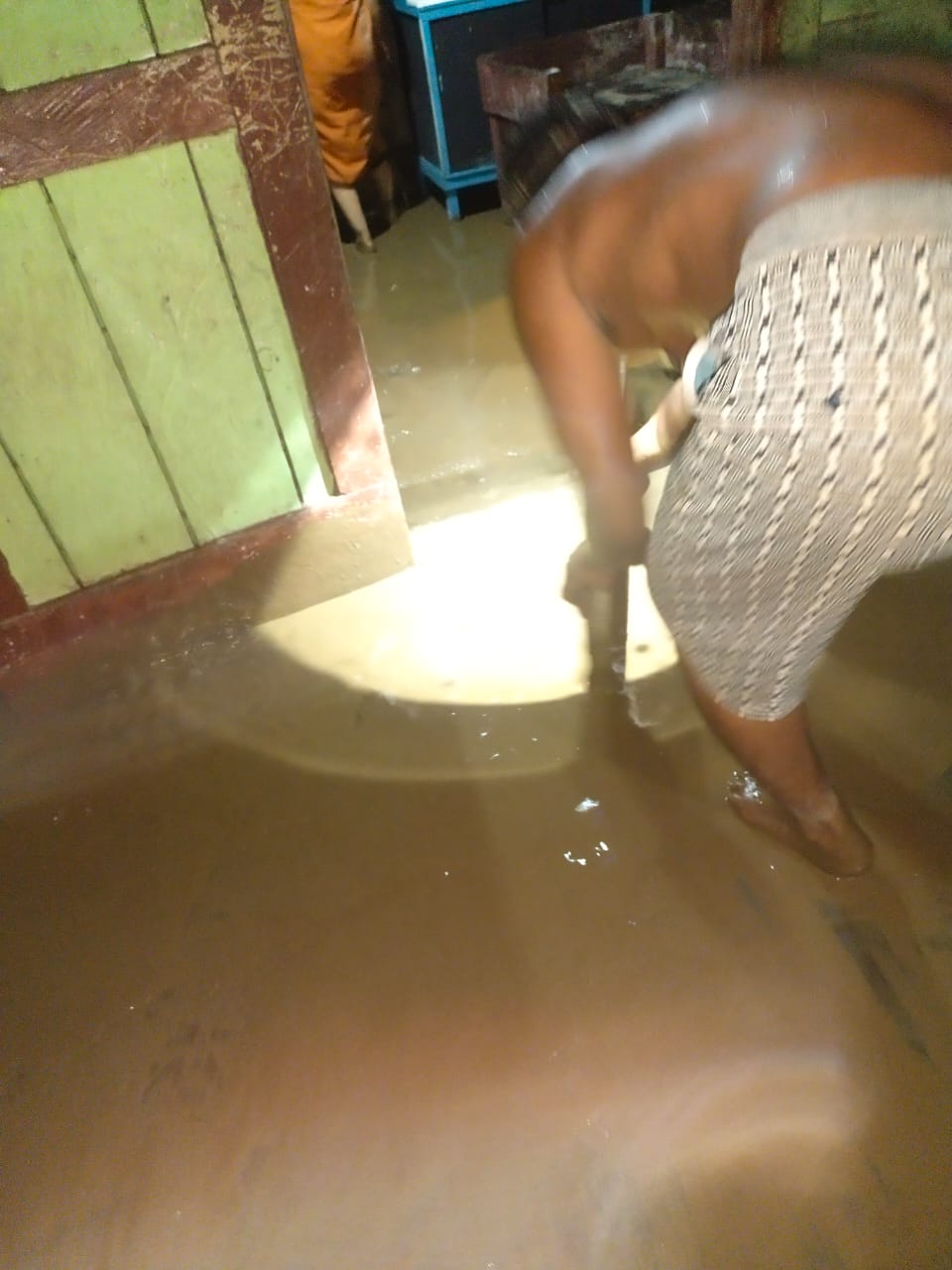 Banjir Mulai Surut, Warga Lawe Alas Bersihkan Rumah