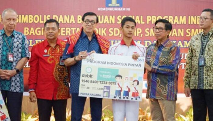 Menkumham Yasonna Serahkan Bantuan Dana Pendidikan PIP Di Sumut