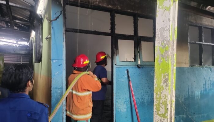 Gedung SMPN 1 Natal Terbakar