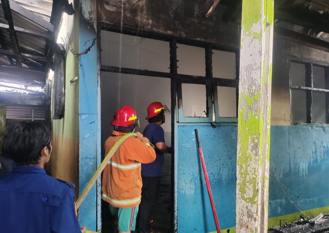 Gedung SMPN 1 Natal Terbakar