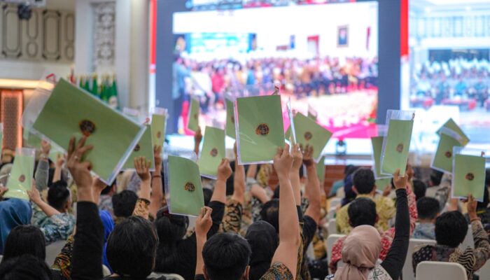 Bobby Nasution Saksikan Kebahagiaan 75 Warga Medan Terima Sertifikat PTSL