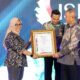 Manager PLN UP3 Padang Sidempuan, Yessi Indra mewakili PLN UID Sumatera Utara menerima Piagam Penghargaan ISDA 2023.
