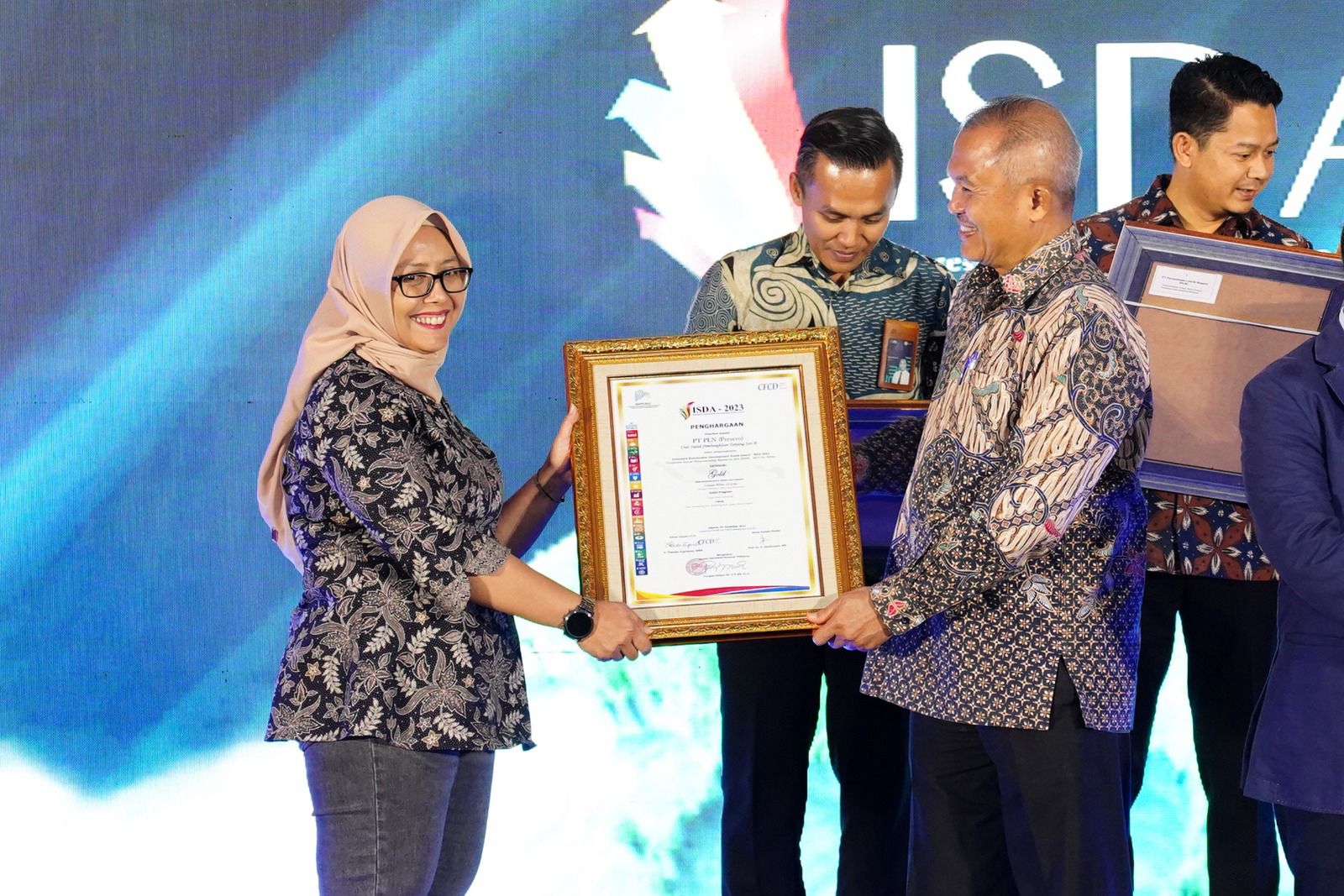 Manager PLN UP3 Padang Sidempuan, Yessi Indra mewakili PLN UID Sumatera Utara menerima Piagam Penghargaan ISDA 2023.