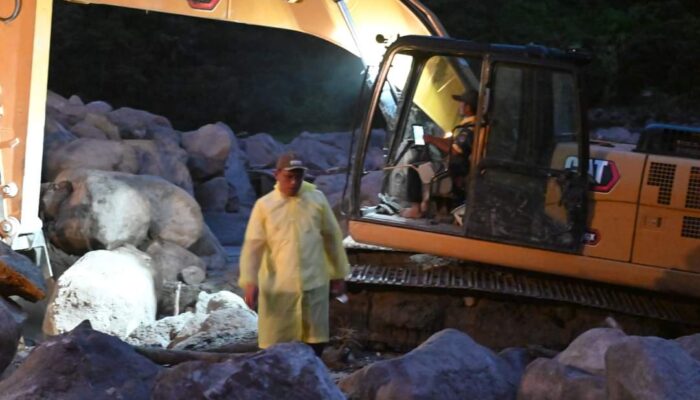 Bupati Humbahas Terus Monitor Pencarian Korban Longsor