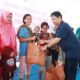GM PLN UIP SBU Hening Kyat menyerahkan bantuan secara simbolis pada acara Peningkatan Kesehatan Ibu dan Anak Dalam Rangka Penurunan Anak Stunting yang bertajuk Srikandi PLN Movement 2023, di areal Mini Soccer, Jalan Ngumban Surbakti, Kecamatan Medan Selayang, Rabu (6/12/2023).