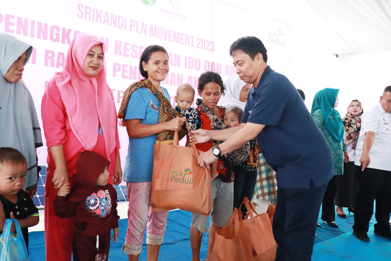 GM PLN UIP SBU Hening Kyat menyerahkan bantuan secara simbolis pada acara Peningkatan Kesehatan Ibu dan Anak Dalam Rangka Penurunan Anak Stunting yang bertajuk Srikandi PLN Movement 2023, di areal Mini Soccer, Jalan Ngumban Surbakti, Kecamatan Medan Selayang, Rabu (6/12/2023).