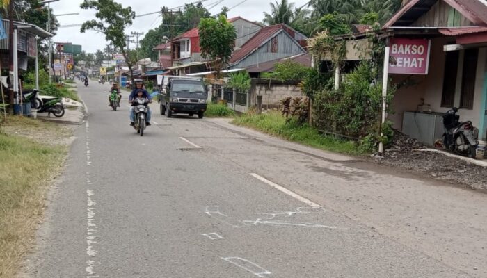 Pekerjaan Patching Jalan Nasional Ruas Telukdalam – Lolowa’u Lamban Sebabkan Kecelakaan 