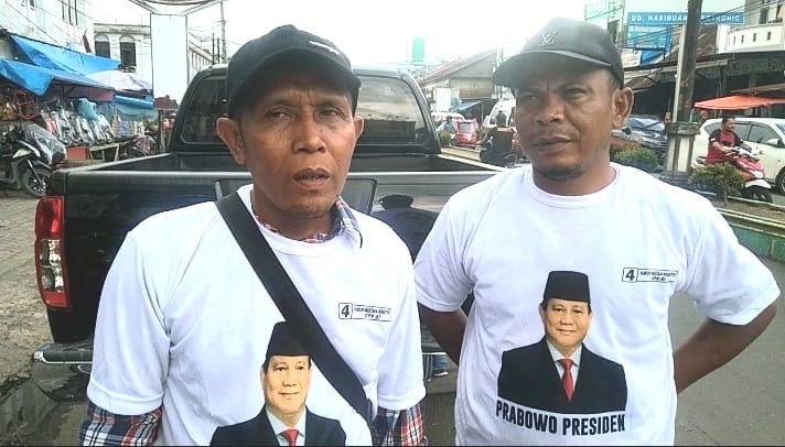 Simpatisan Prabowo-Gibran Bagi-bagi Kaos Di Pasar Lama Panyabungan