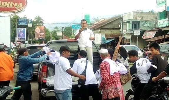 Simpatisan Prabowo-Gibran Bagi-bagi Kaos Di Pasar Lama Panyabungan
