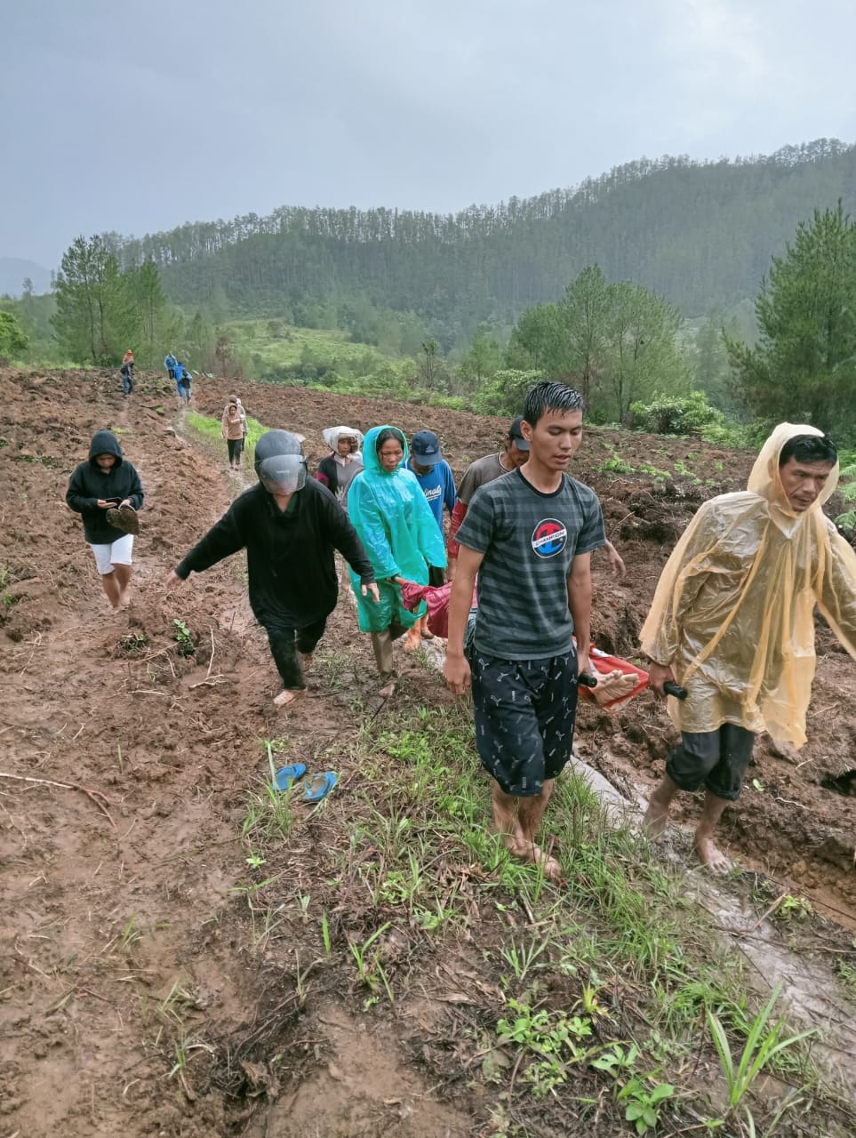 Ibu Dan Anak Tewas Tertimbun Tanah Longsor Saat Berteduh Di Gubuk Ibu Dan Anak Tewas Tertimbun Tanah Longsor Saat Berteduh Di Gubuk