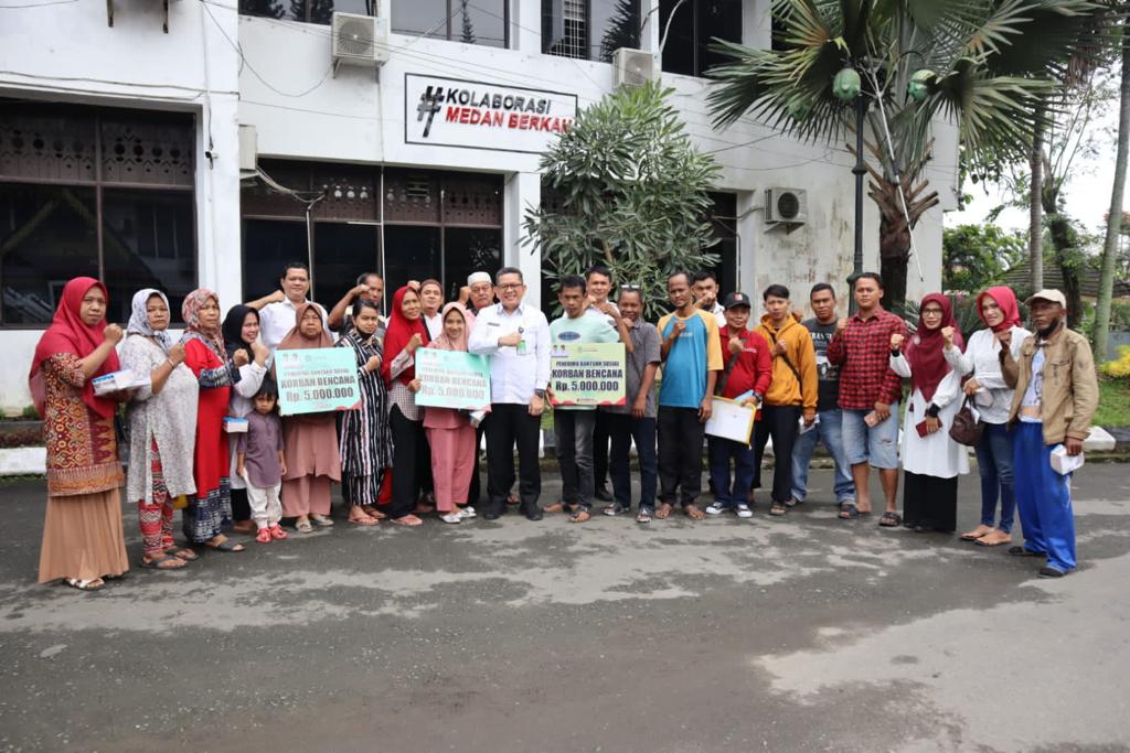 Bobby Nasution Kembali Serahkan Bansos untuk Korban Kebakaran