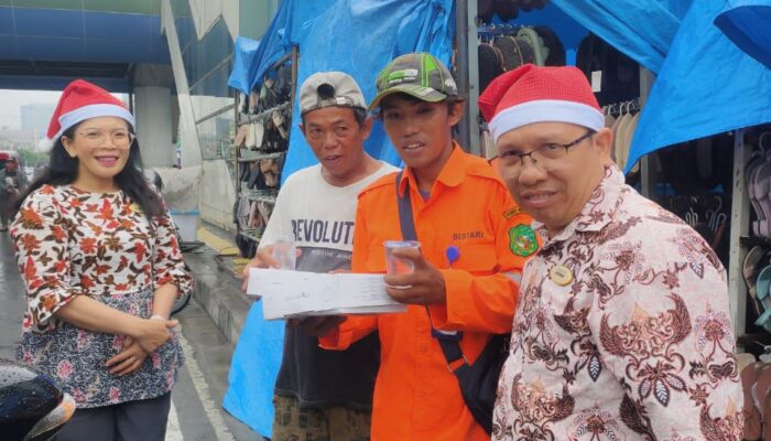Panitia Natal Staf RS Columbia Asia Medan Berbagi Makanan di Empat Lokasi