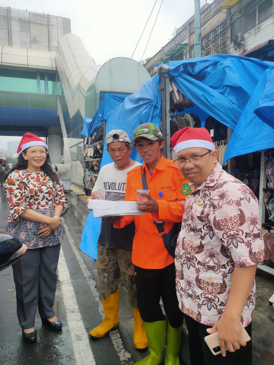 Panitia Natal Staf RS Columbia Asia Medan Berbagi Makanan di Empat Lokasi