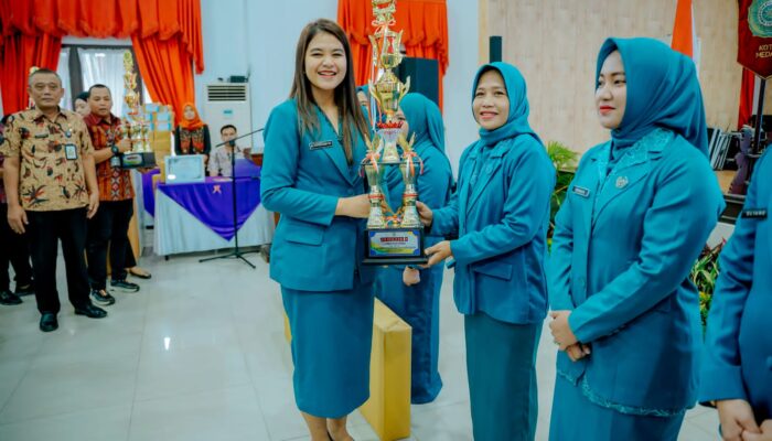 Apresiasi Pemenang Lomba Bakti Sosial Kesatuan Gerak PKK-KB-Kesehatan, Ny Kahiyang Ayu Beri Hadiah dan Sertifikat