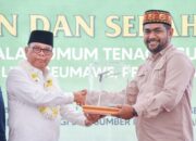 Anwar Idris Serahkan 67 Unit PJU-TS Untuk Kota Lhokseumawe