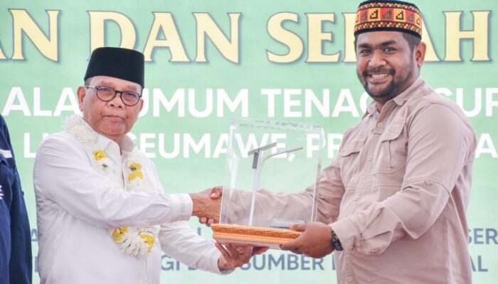 Anwar Idris Serahkan 67 Unit PJU-TS Untuk Kota Lhokseumawe