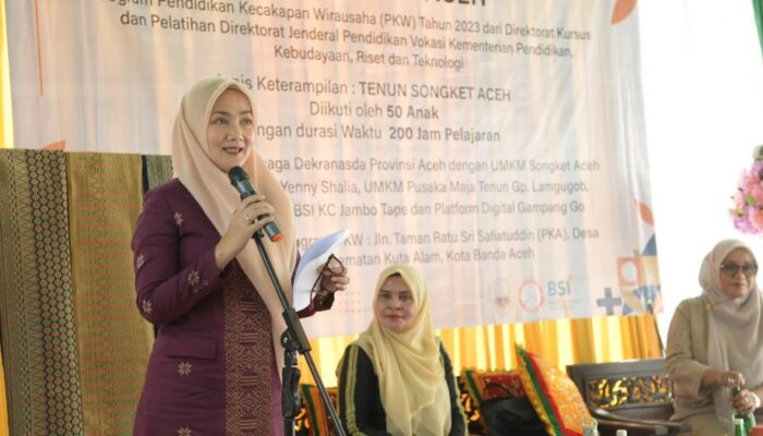 Pj Ketua Dekranasda Aceh Tutup Pelatihan Tenun Songket