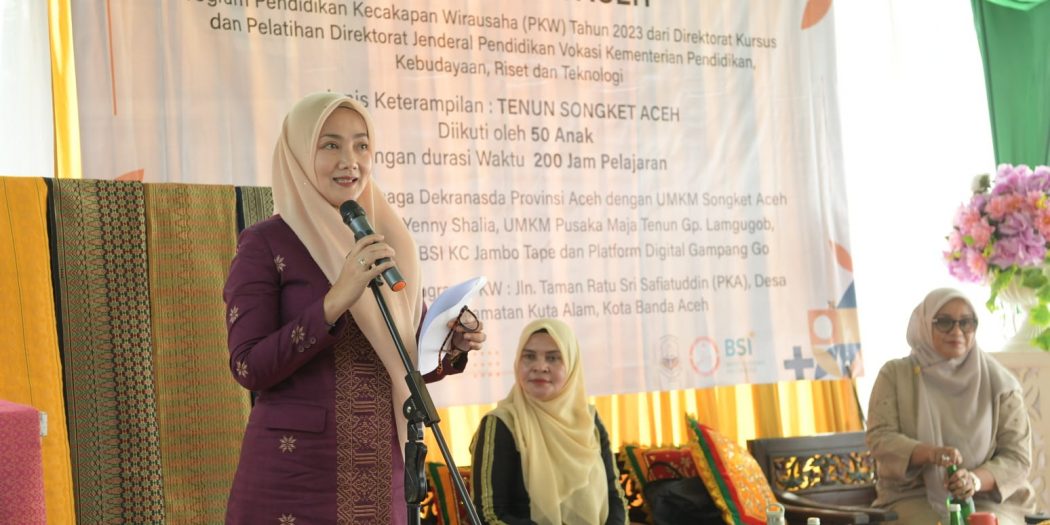Pj Ketua Dekranasda Aceh Tutup Pelatihan Tenun Songket