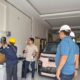 Simulasi petugas PLN melakukan pengecasan mobil listrik menggunakan home charging di salah satu rumah pemilik kendaraan listrik di Kota Medan.