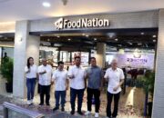 Region Bussiness Manager The Plaza Millennium, Herri Zulkarnain dan jajaran manajemen foto bersama saat melakukan peresmian Food Nation pada acara Anniversary The Plaza Millennium yang ke-23 tahun, Sabtu (9/12/2023).