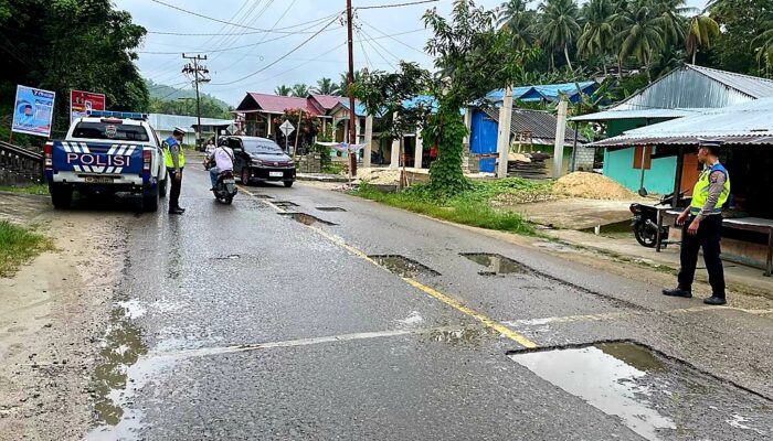 Patching Jalan Nasional Telukdalam-Lolowau Nisel Terbengkalai