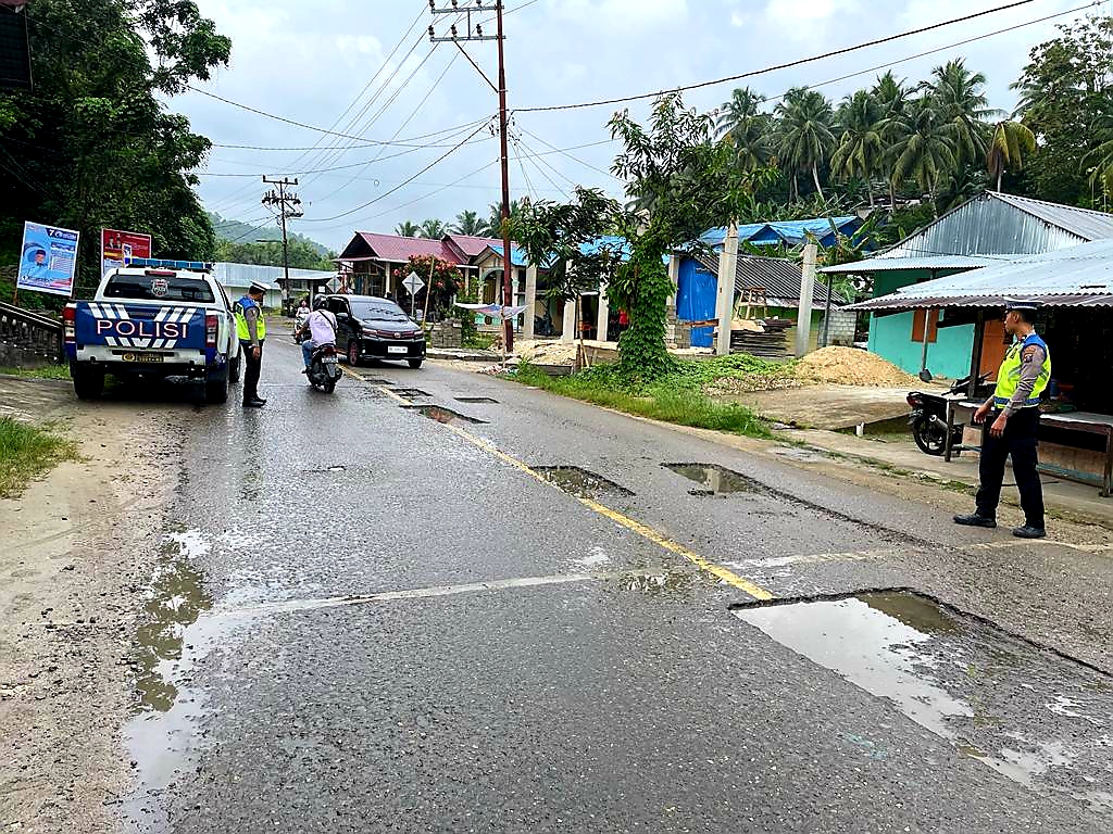 Patching Jalan Nasional Telukdalam-Lolowau Nisel Terbengkalai