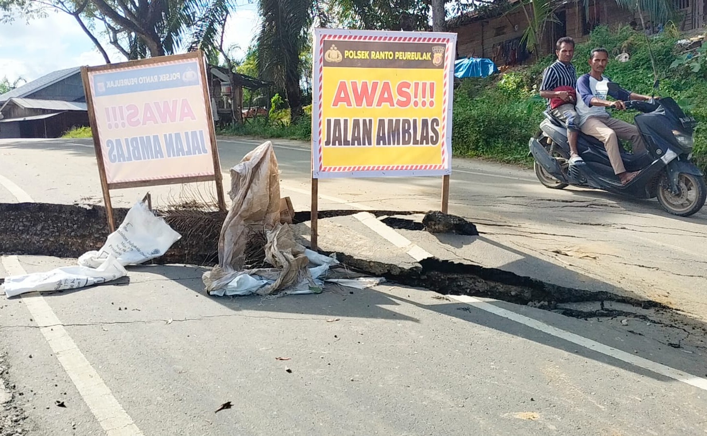 Jalan Di Aceh Timur Rusak Berat