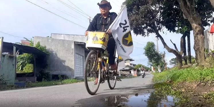 Caleg Suratman Sosialisasi Ke Masyarakat Dengan Mendayung Sepeda