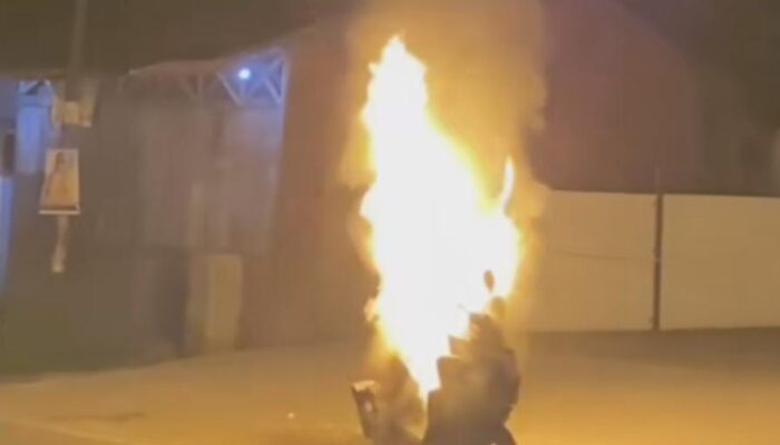 Sepedamotor Terduga Pencuri Besi Dibakar Warga Di Medan Tembung