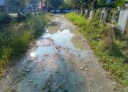 Jalan Lintas Menuju Empat Instansi Di Belakang DPRK Becek, Berlubang