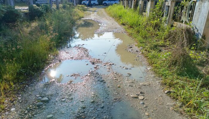 Jalan Lintas Menuju Empat Instansi Di Belakang DPRK Becek, Berlubang