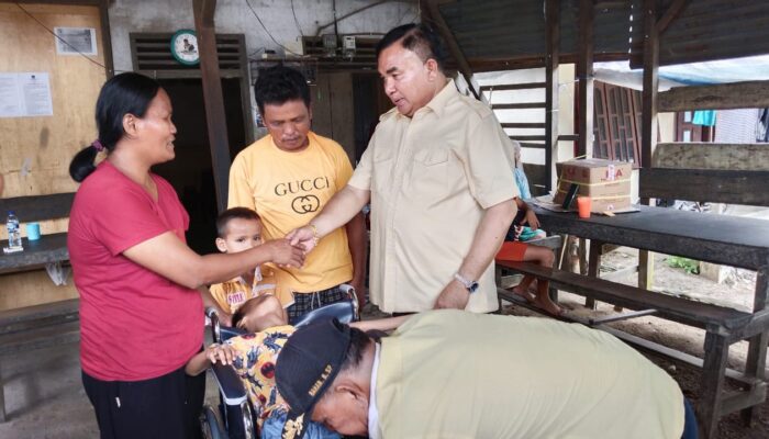 Salim Fakhry Bantu Kursi Roda Bocah Cacat Sejak Lahir
