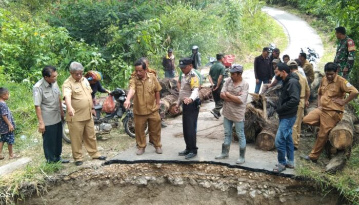 Tiga Pejabat Taput Tinjau Jalan Tambokan Desa Lumban Silintong Pagaran