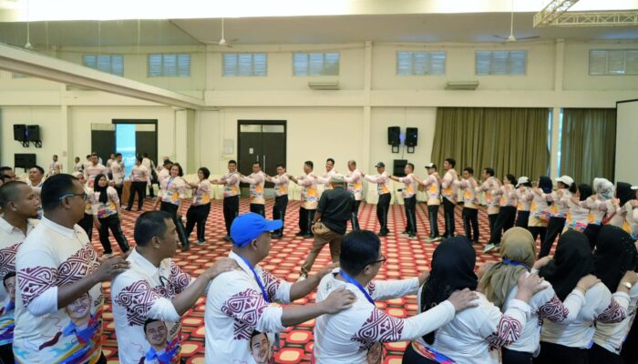 Keseruan Outbond Bangun Semangat Kolaborasi Di Antara Camat dan Lurah Se-Kota Medan