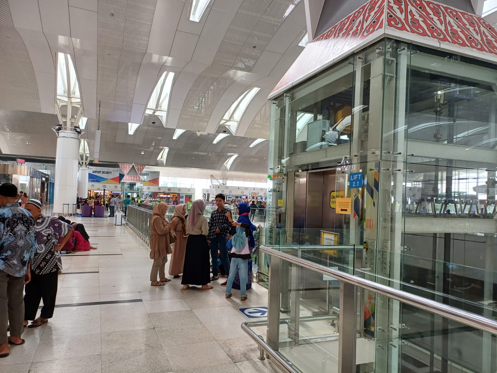 Penumpang Keluhkan Lift KNIA Tak Berfungsi Penumpang Keluhkan Lift KNIA Tak Berfungsi