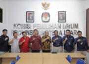 Ketua Komisi Pemilihan Umum Provinsi Sumatera Utara foto bersama General Manager PLN UID Sumatera Utara.