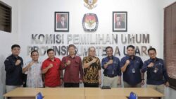 Ketua Komisi Pemilihan Umum Provinsi Sumatera Utara foto bersama General Manager PLN UID Sumatera Utara.