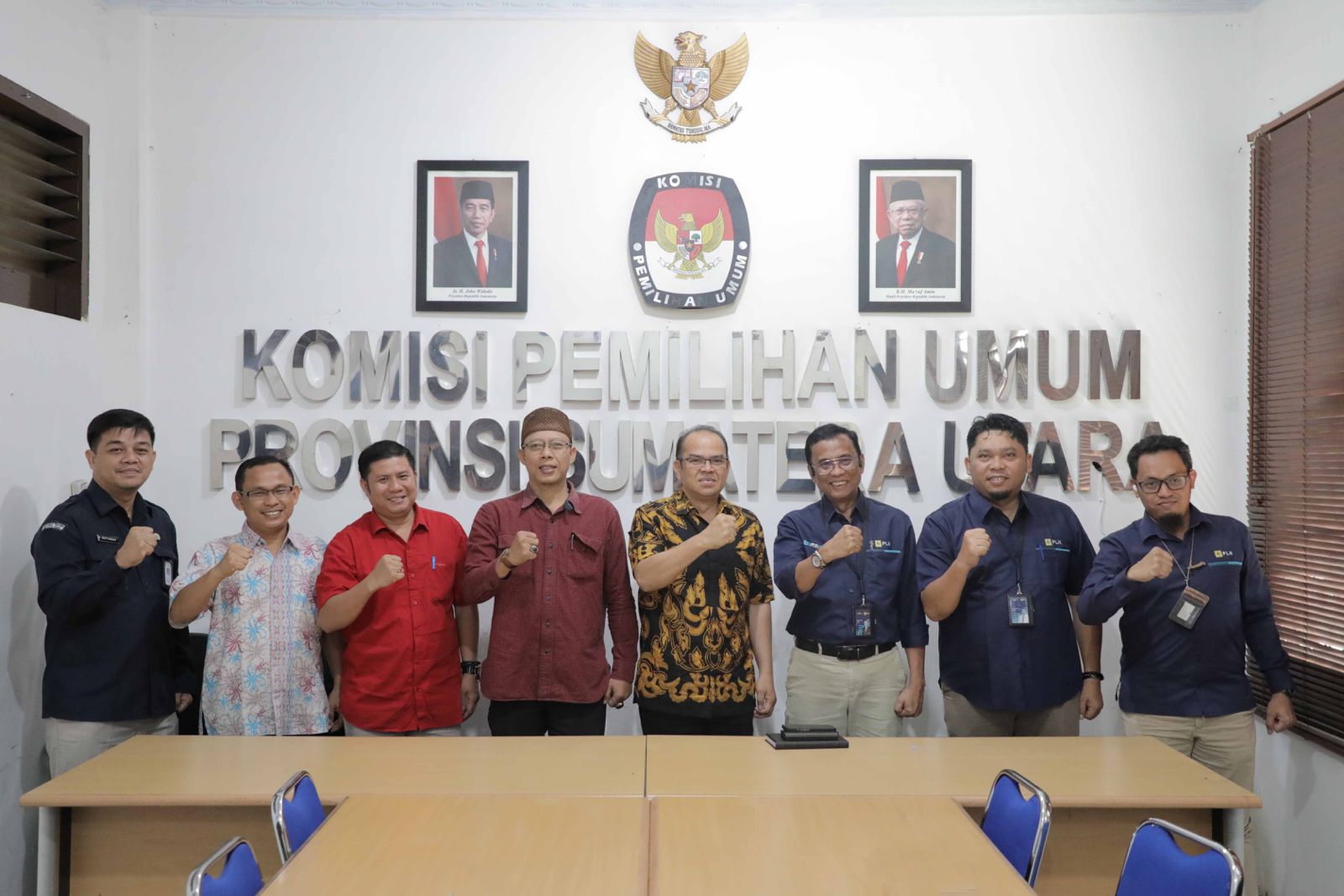 Ketua Komisi Pemilihan Umum Provinsi Sumatera Utara foto bersama General Manager PLN UID Sumatera Utara.